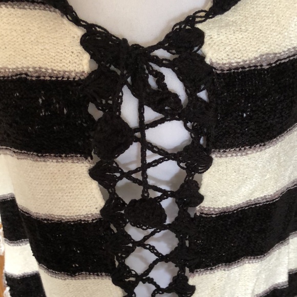 Poncho in off white/black combination - Picture 2 of 3